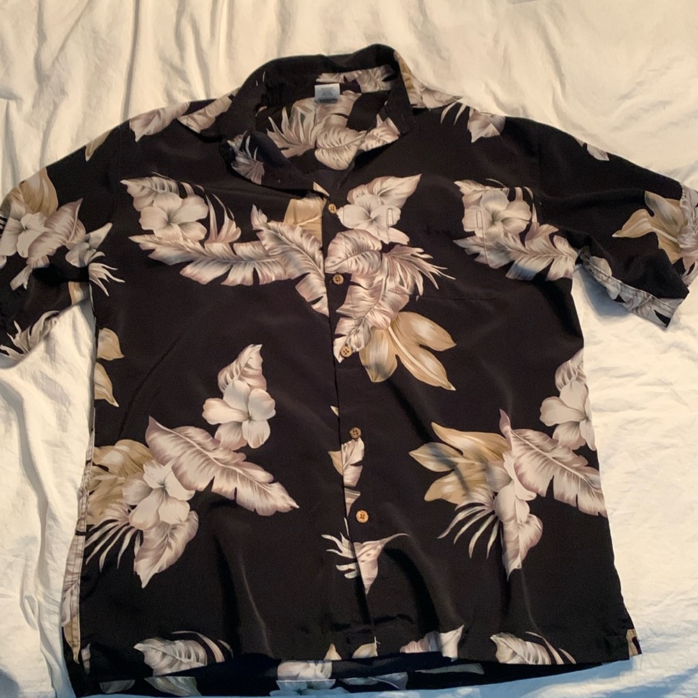 Black short sleeve button down Hawaiian shirt